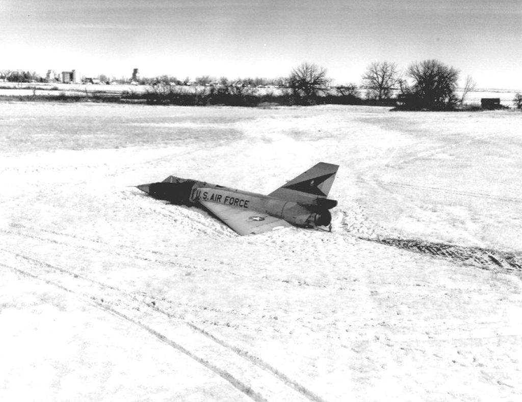 1024px-F-106_unmanned_landing