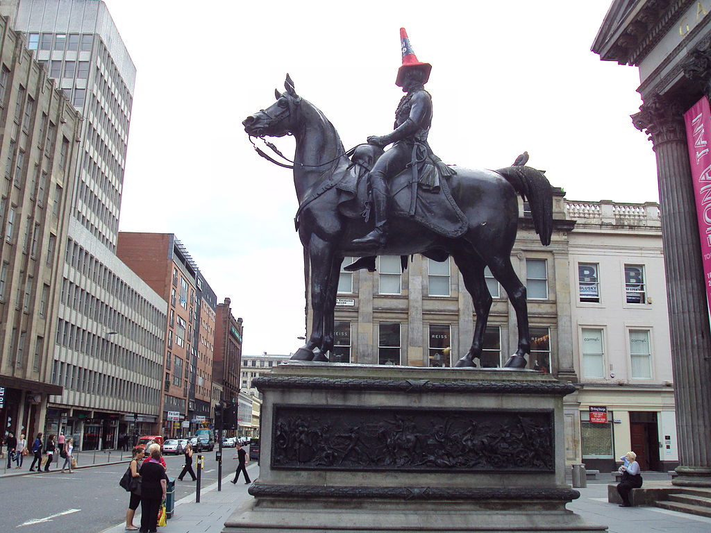 1024px-Statue_of_Wellington,_mounted,_Glasgow_-_DSC06285