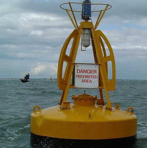 597px-Wreck_of_the_Richard_Montgomery_(to_left_of_buoy)_-_geograph.org.uk_-_19013