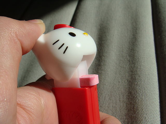 640px-Hello_Kitty_PEZ_dispenser_open_II