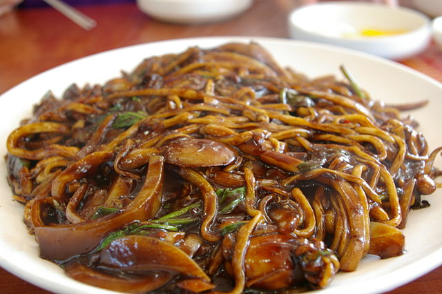 640px_Korean_black_bean_noodle_dish_Jaengban_Jajangmyeon_01