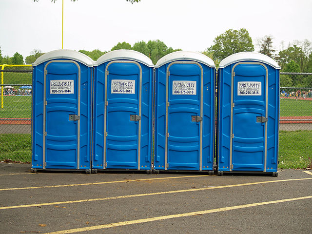 640px_Porta_Potty_by_David_Shankbone