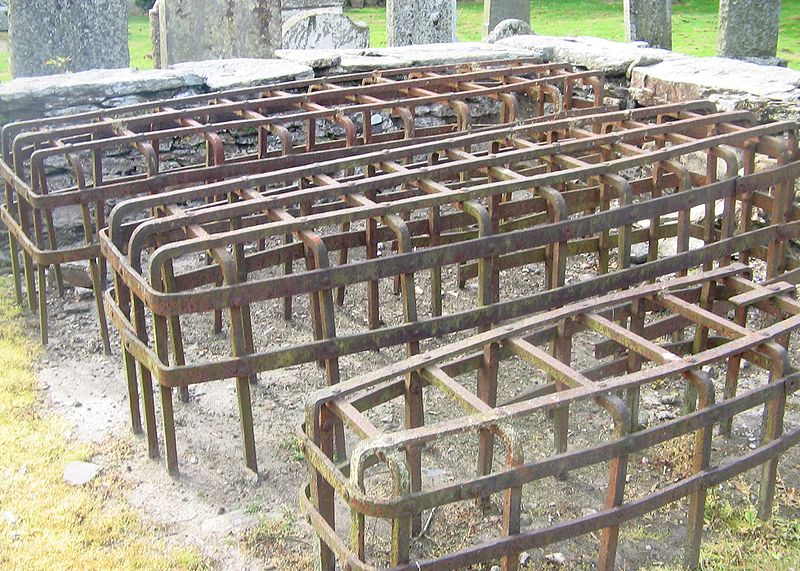 Mortsafe_at_Logeriat_Church1