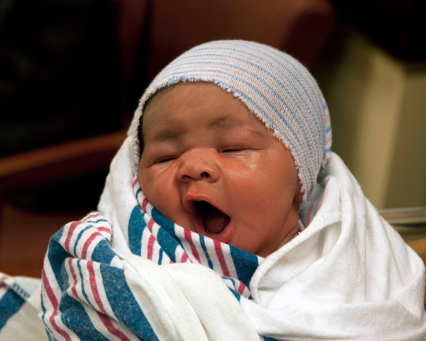 baby-wrapped-in-pink-and-blue-hopital-blanket