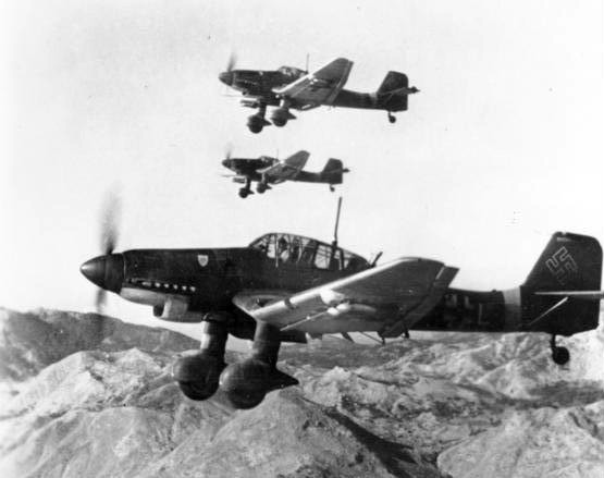 Junkers_Ju_87Ds_in_flight_Oct_1943