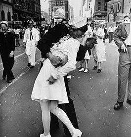 Legendary_kiss_V–J_day_in_Times_Square_Alfred_Eisenstaedt